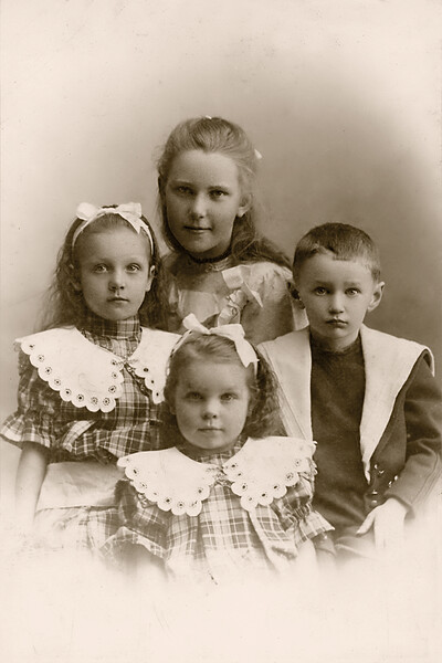 Inne, Metha, Anna og Carl (Marie Jacobine Brinchs s&oslash;ster, kusiner og f&aelig;tter)
